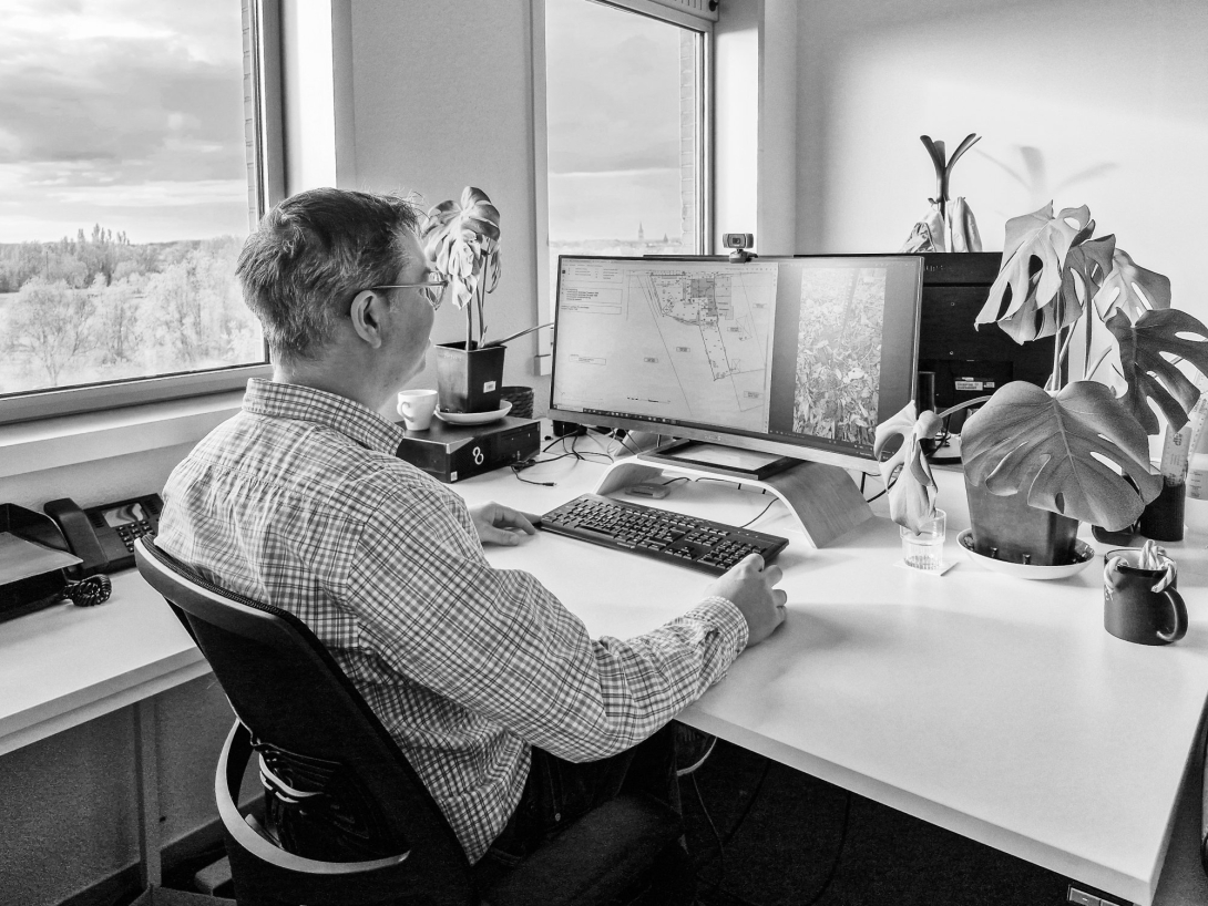 Pieter Callewaert aan bureau in Ieper