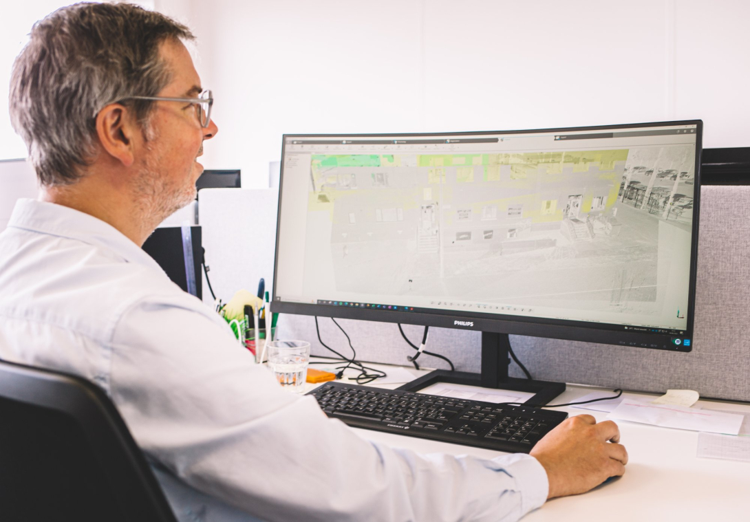 Collega aan computerscherm